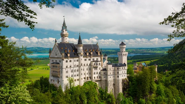 Neuschwanstein Kalesi 'nin manzarası. Almanya.