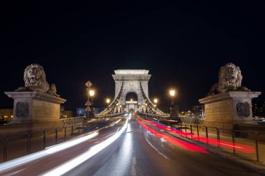 Akşam Budapeşte 'deki Zincir Köprüsü' nde. Macaristan 'ı gezmek