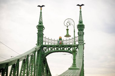 Özgürlük Köprüsü veya Özgürlük Köprüsü Budapeşte, Macaristan, Buda ve Pest bağlanır.
