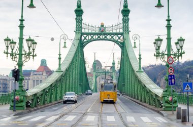 Özgürlük Köprüsü veya Özgürlük Köprüsü ve sarı tren Budapeşte, Macaristan.