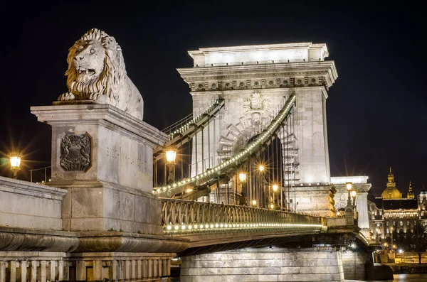 Die Kettenbrücke in Budapest am Abend. Sightseeing in Ungarn — Stockfoto