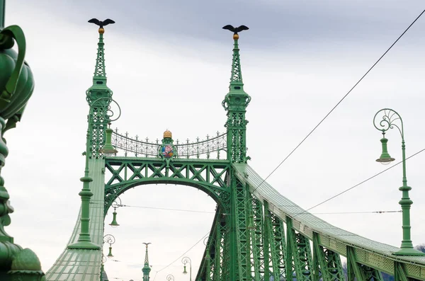 Freiheitsbrücke oder Freiheitsbrücke in Budapest, Ungarn, verbindet Buda und Schädling. — Stockfoto