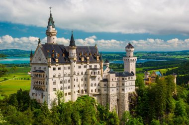 Almanya'da bir yaz günü içinde Neuschwanstein Şatosu