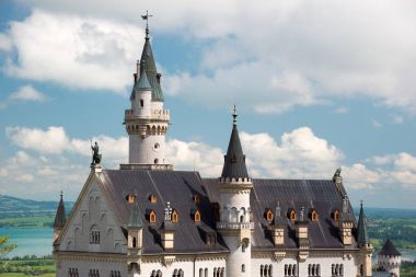 Neuschwanstein Şatosu üst kısmında dağ, Bavyera, Almanya