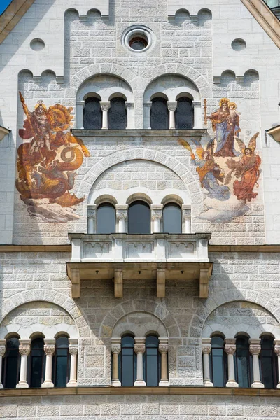 Patrona Bavariae och Saint George på Neuschwanstein slott, Tyskland. — Stockfoto