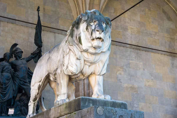 Slavná historická socha lva na náměstí Odeonsplatz v Mnichově, Německo Stock Obrázky
