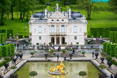Linderhof Palace, Çeşme, Bavyera, Almanya ile Önden Görünüm.