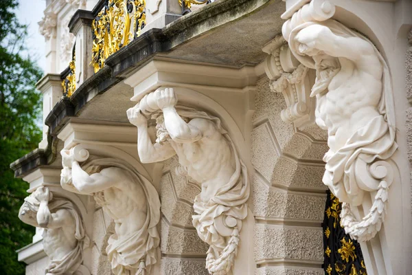 Atlas sculpture supporting balcony of main building. Linderhof Palace. — Stock Photo, Image