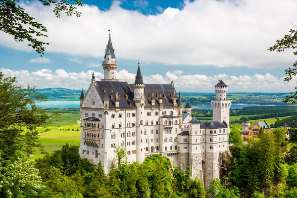 Slottet Neuschwanstein i en sommardag i Tyskland — Stockfoto