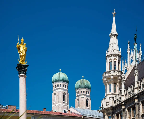 Estatua de oro de la Virgen María y torre en el centro de Múnich — Foto de Stock