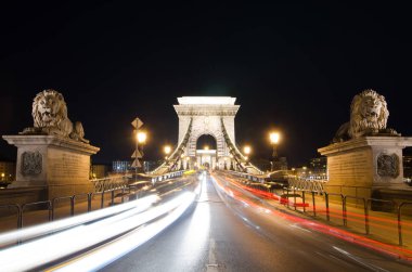 Akşam Budapeşte 'deki Zincir Köprüsü' nde. Macaristan 'ı gezmek