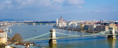 Parlamento binası ile Budapeşte 'nin panoramik genel değerlendirmesi