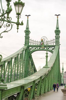 Özgürlük Köprüsü veya Özgürlük Köprüsü Budapeşte, Macaristan, Buda ve Pest bağlanır.