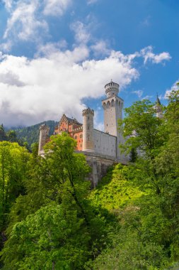 Ortaçağ castle Neuschwanstein. Mavi gökyüzü ve Alpler çevresinde