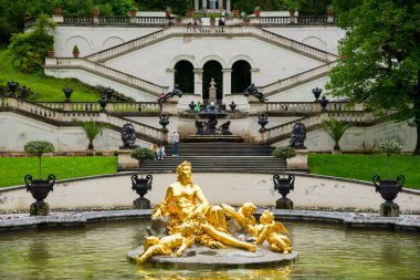 Linderhof Sarayı. Çeşme grup Flora ve puttos. Bavyera, Almanya.