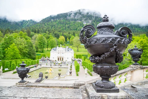 Vaas met versieringen op slot Linderhof Palace, Duitsland — Stockfoto