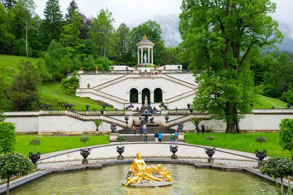 Brunnen im Park von Schloss Linderhof — Stockfoto