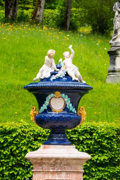 ババリア、ドイツのリンダーホーフ宮殿の装飾的な花瓶 — ストック写真