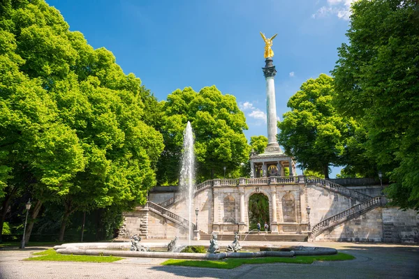 Denkmal und goldener Friedensengel im Zentrum der bayerischen Landeshauptstadt. — Stockfoto