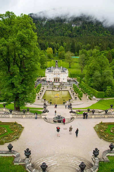Schloss linderhof - das kleinste der drei von König Ludwig II. erbauten Paläste — Stockfoto