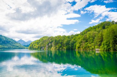 Bavaria, Almanya için Hohenschwangau castle yakınındaki göl Alpsee