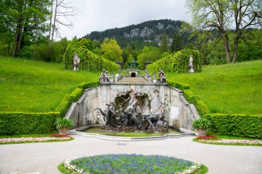 Art arda sıralı, Neptün Çeşmesi ve köşk. Linderhof Palace, Bavyera, Almanya.