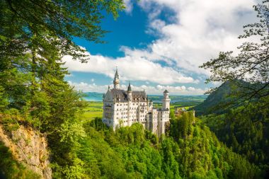 Neuschwanstein Şatosu üst kısmında dağ, Bavyera, Almanya