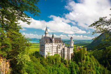 Neuschwanstein, manzara panorama. Munich yakınındaki masal kalesi resmi