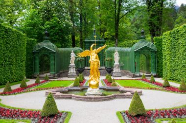 Çeşme melek Linderhof Sarayı'nın yan bahçede.