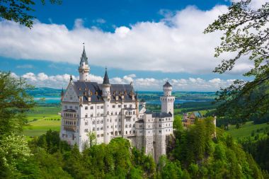 Almanya'da bir yaz günü içinde Neuschwanstein Şatosu