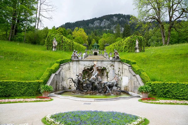 Каскад, фонтан Нептуна и павильон. Дворец Линдерфельда, Бавария, Германия . — стоковое фото