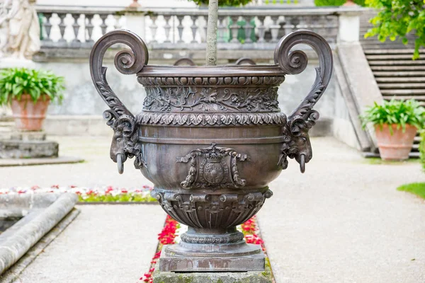 Vaso con ornamenti a Palazzo Linderhof, Germania — Foto Stock
