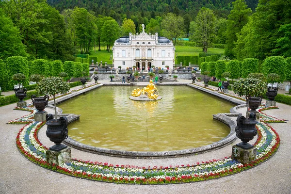 Fuente en el parque del Palacio Linderhof — Foto de Stock