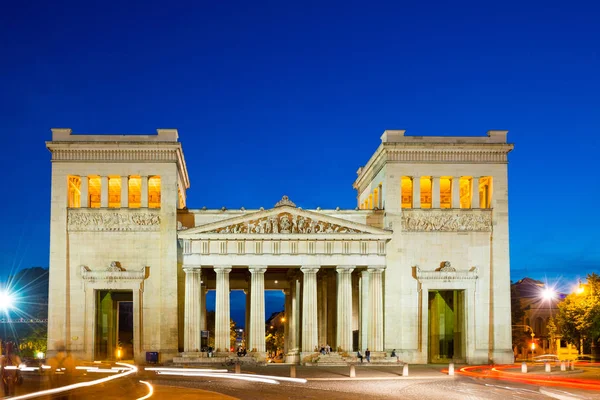 Arco monumental à noite em Koenigsplatz na cidade alemã de Munique . — Fotografia de Stock