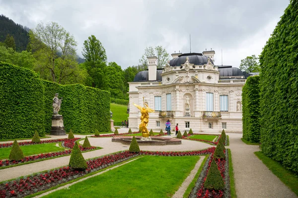 Slot Linderhof Palace. Oost-weergave met de tuin kant. Beieren, Duitsland. — Stockfoto