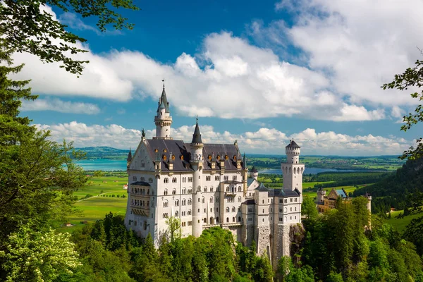 Schilderachtig landschap met kasteel Neuschwanstein. Duitsland — Stockfoto