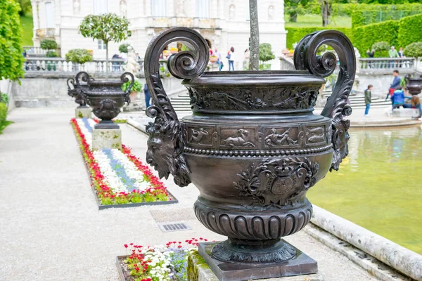 Vase mit Ornamenten auf Schloss Linderhof, Deutschland — Stockfoto