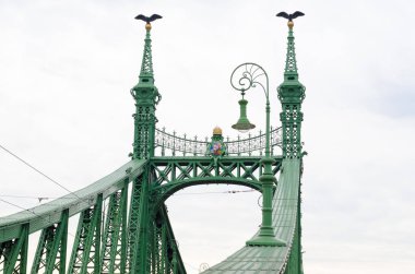 Özgürlük Köprüsü veya Özgürlük Köprüsü Budapeşte, Macaristan, Buda ve Pest bağlanır