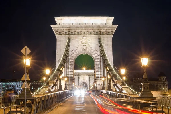 Schöne Nacht budapest, die Kettenbrücke über die Donau. — Stockfoto