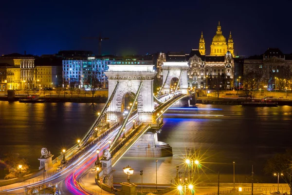 Szép este Budapesten, a Lánchíd, a Duna-szerte. — Stock Fotó