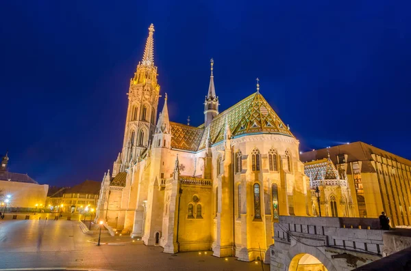 Matthias-Kirche, ein berühmtes Wahrzeichen in Budapest, Ungarn bei Nacht — Stockfoto