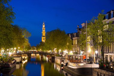 Amsterdam kanalları gece. Amsterdam Hollanda'nın başkentidir