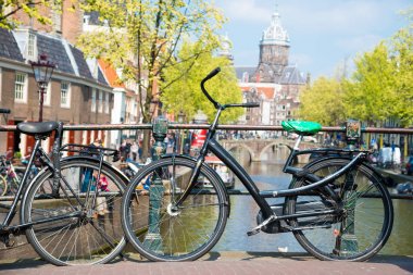 Bisiklet üzerinde köprü amsterdam Hollanda
