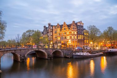Amsterdam kanalları ve gece boyunca onları bentleri görünümü