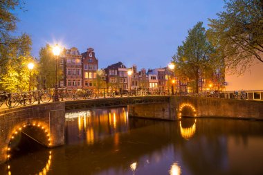 Bir ünlü kanal Hollanda'nın Amsterdam, alacakaranlıkta
