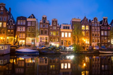 Amsterdam kanalları ve gece boyunca onları bentleri görünümü