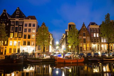Amsterdam kanalları gece. Amsterdam Hollanda'nın başkentidir