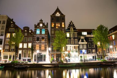Amsterdam kanalları ve gece boyunca onları bentleri görünümü