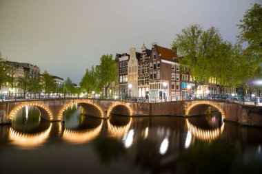 Bir ünlü kanal Hollanda'nın Amsterdam, alacakaranlıkta