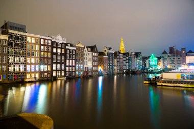 Amsterdam kanalları ve gece boyunca onları bentleri görünümü